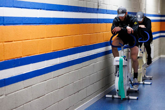 Skellefteås Petter Granberg värmer upp före