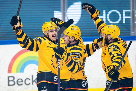 Skellefteås Jonathan Johnsson jublar med lagkamrater