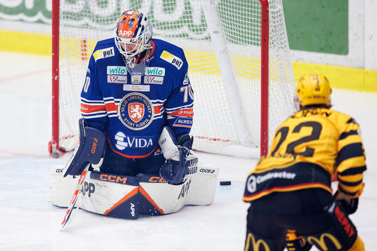 Skellefteås Jonathan Johnsson gör mål 0-1 bakom Växjös