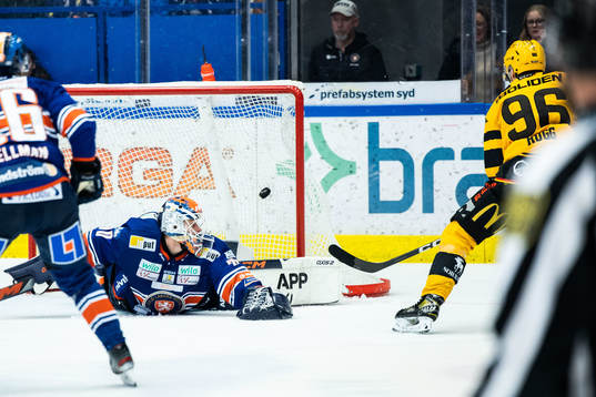 Skellefteås Rickard Hugg gör 3-4 bakom Växjös målvakt
