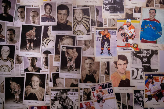 En fotovägg i Monitor ERP Arena med Brynäs legendarer