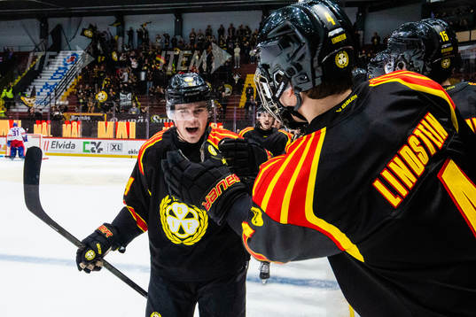 Brynäs Alexander Ljungkrantz jublar