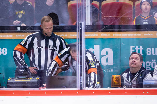 Domarna videogranskar ett mål av Brynäs Theo Lindstein