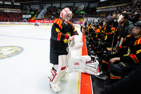 Brynäs målvakt Jussi Olkinuora gör sig beredd för ett
