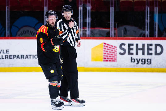 Brynäs Johan Larsson i diskussionen med domare