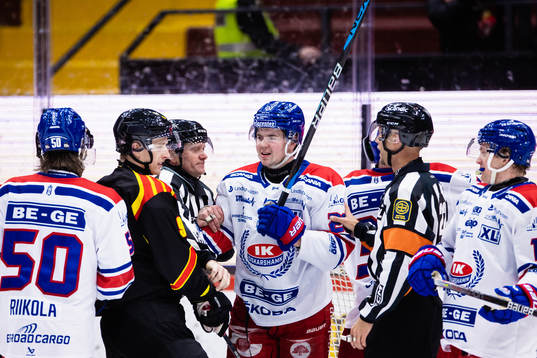 Bråk mellan Brynäs David Sklenicka och Oskarshamns Lukas