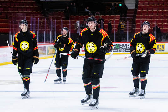 Brynäs Oscar Eklind med lagkamrater deppar
