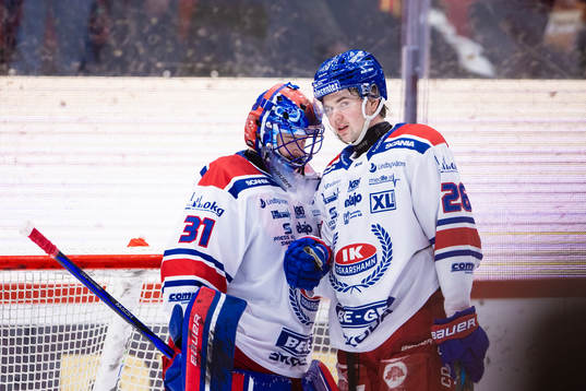 Oskarshamns målvakt Tim Juel och Lukas Pilö jublar
