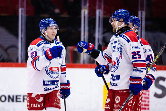 Oskarshamns Myles Powell jublar med Johannes Salmonsson