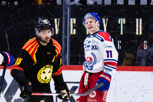 Oskarshamns Antti Suomela (h) jublar