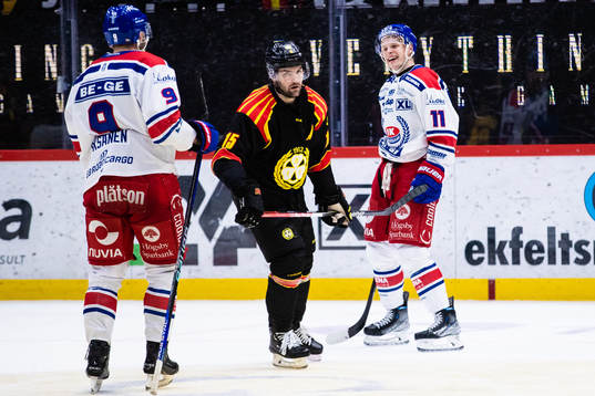 Oskarshamns Antti Suomela (h) jublar