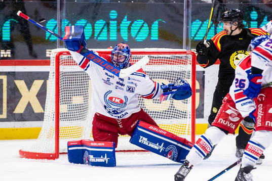 Oskarshamns målvakt Tim Juel med en räddning