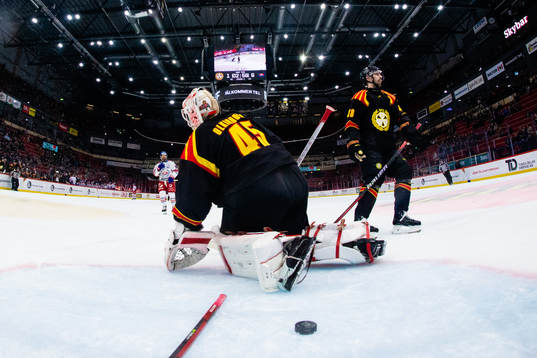Brynäs målvakt Jussi Olkinuora deppar