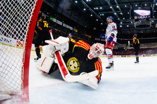 Brynäs målvakt Jussi Olkinuora deppar