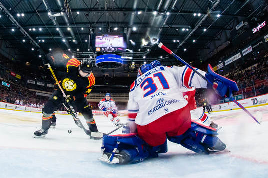 Brynäs Alexander Ljungkrantz och Oskarshamns målvakt Tim