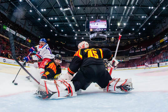 Oskarshamns Jiri Smejkal gör 1-7 bakom Brynäs Simon