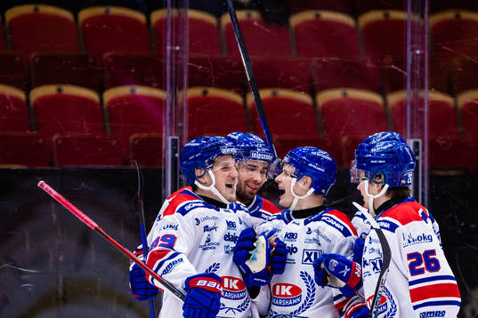 Oskarshamns Antti Suomela (m) jublar med Patrik Karlkvist