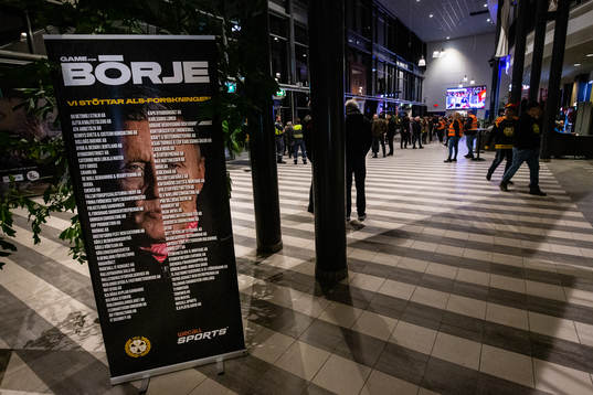 En skylt i Monitor ERP Arena med företag som stöttat