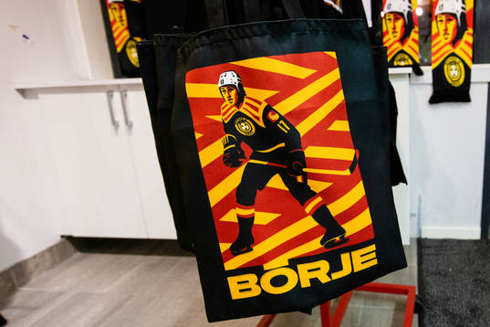 En tygväska med ett tryck föreställande Börje Salming