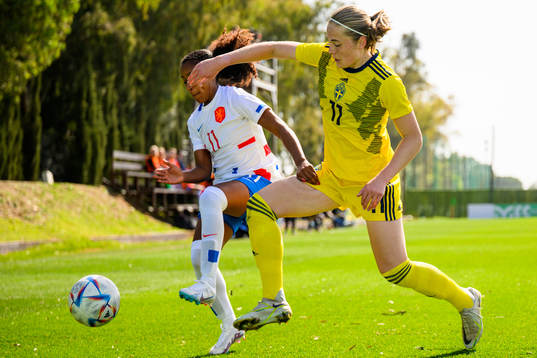 Ashleigh Weerden Joelle Smits and Paulina Nyström of Sweden