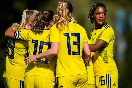 Players of Sweden celebrates