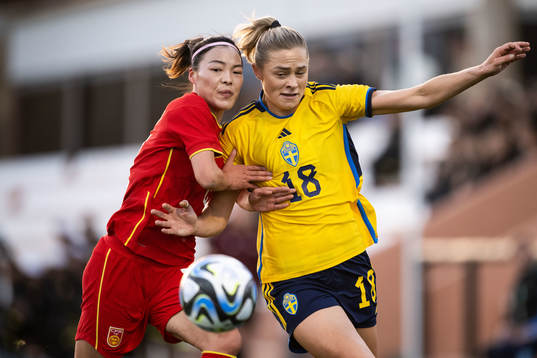 Li Mengwen of China and Fridolina Rolfö of Sweden