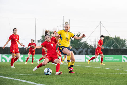 Li Mengwen of China and Stina Blackstenius of Sweden