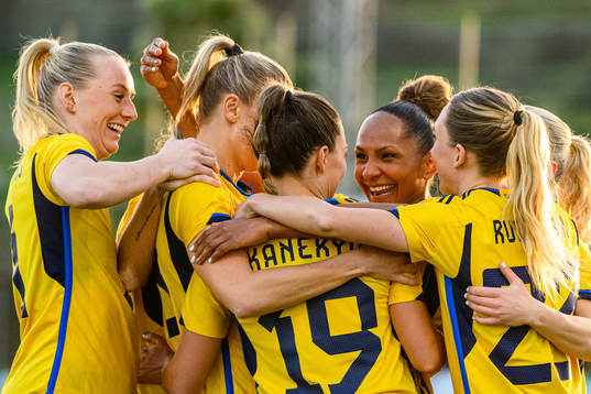 Johanna Rytting Kaneryd is celebrated by her teammates of