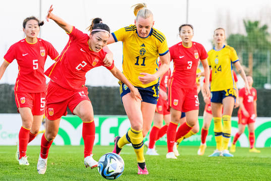 Li Mengwen of China and Stina Blackstenius of Sweden