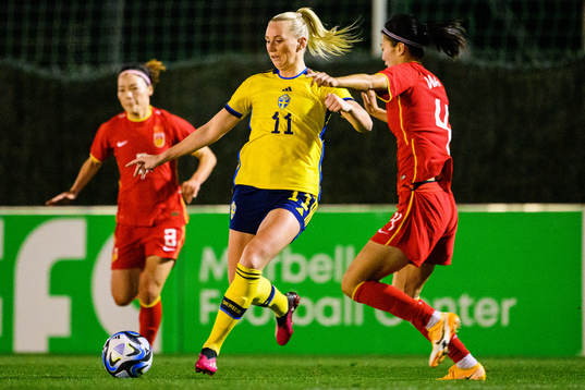 Stina Blackstenius of Sweden and Wang Linlin of China