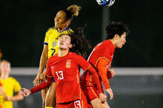 Madelen Janogy of Sweden and Yang Lina of China