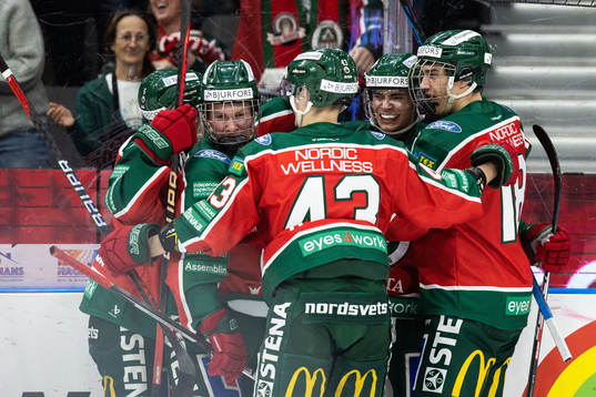Frölundas Isac Born jublar med lagkamrater