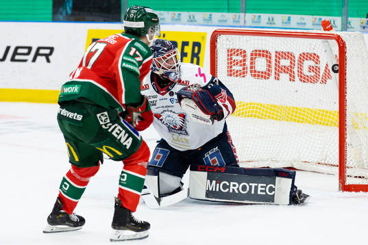 Frölundas Isac Born skjuter 1-0 och sitt första SHL mål