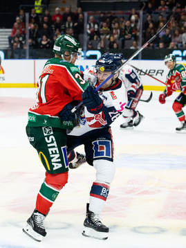 Frölundas Nicklas Lasu tacklar Linköpings John Nyberg