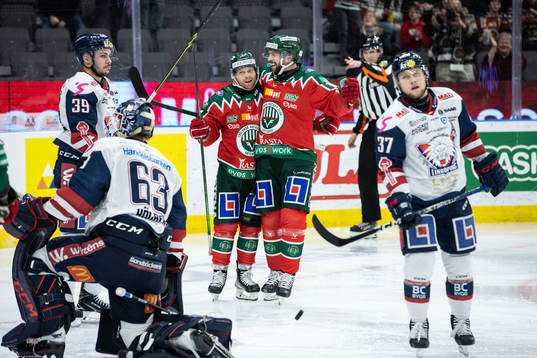 Frölundas Ryan Lasch jublar med Anders Grönlund