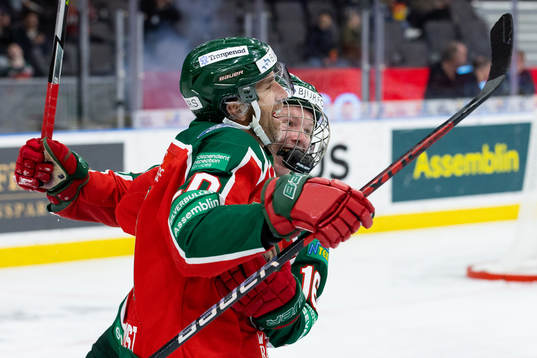 Frölundas Joel Lundqvist jublar ihop med Otto Stenberg