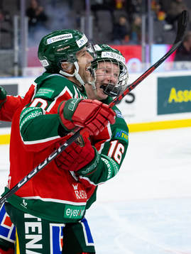 Frölundas Joel Lundqvist jublar ihop med Otto Stenberg