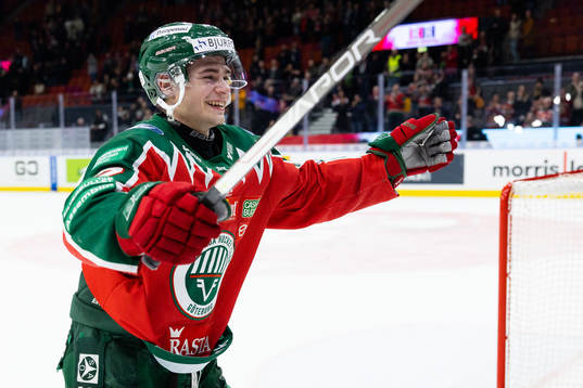Frölundas Isac Born jublar och tackar klacken