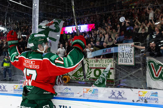 Frölundas Isac Born jublar och tackar klacken