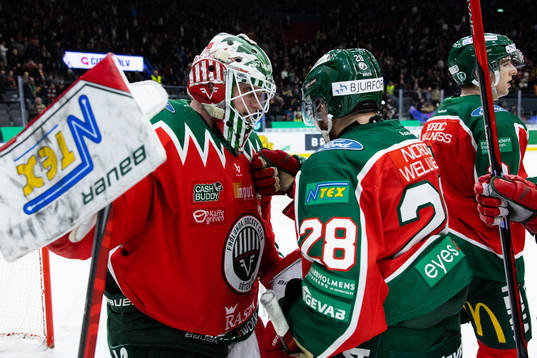Frölundas målvakt Lars Johansson jublar ihop med Anthony