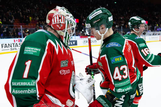 Frölundas målvakt Lars Johansson jublar ihop med Tom