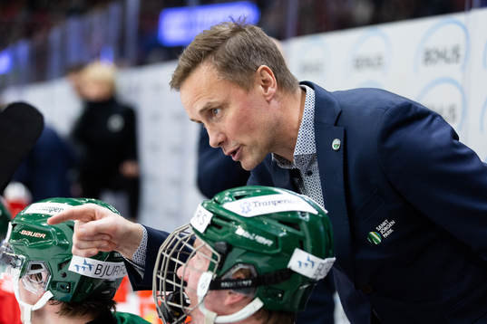 Frölundas tränare Roger Rönnberg pratar med Otto Stenberg