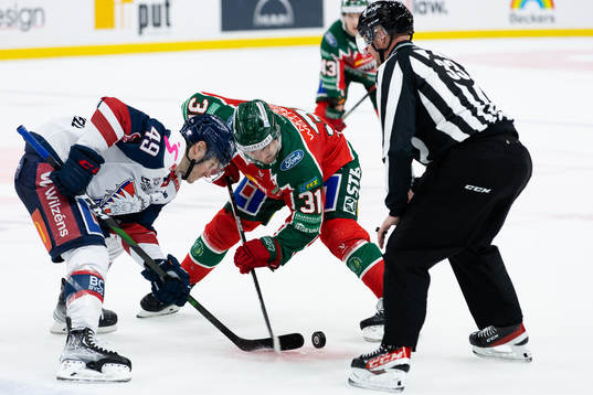 Linköpings Benjamin Maxwell tekar mot Frölundas Nicklas