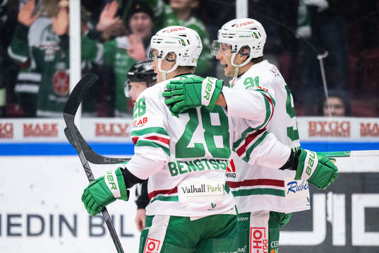 Rögles Adam Tambellini jublar med Anton Bengtsson