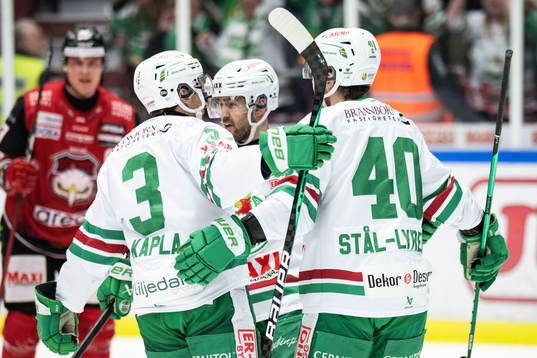 Rögles Oskar Stål-Lyrenäs jublar med Michael Kapla och