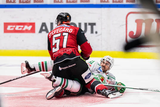 Malmö Redhawks Emil Sylvegård och Rögles Ludvig Larsson