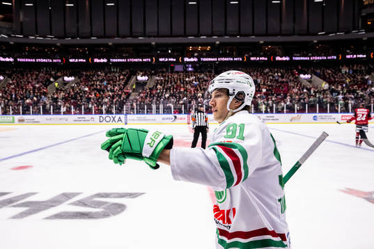 Rögles Adam Tambellini jublar