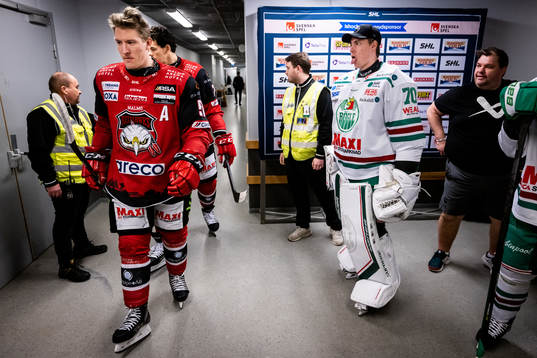 Malmö Redhawks Emil Sylvegård och Rögles målvakt Calle