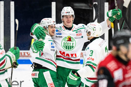 Rögles Adam Edström jublar med lagkamrater