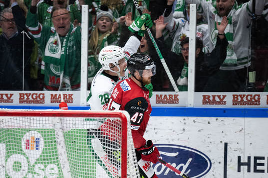 Rögles Anton Bengtsson jublar framför Malmö Redhawks
